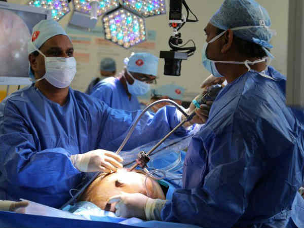 సైన్స్ చరిత్రలో అద్భుతం: ఐ పాడ్‌ను చూస్తూ సర్జరీ చేశారు 