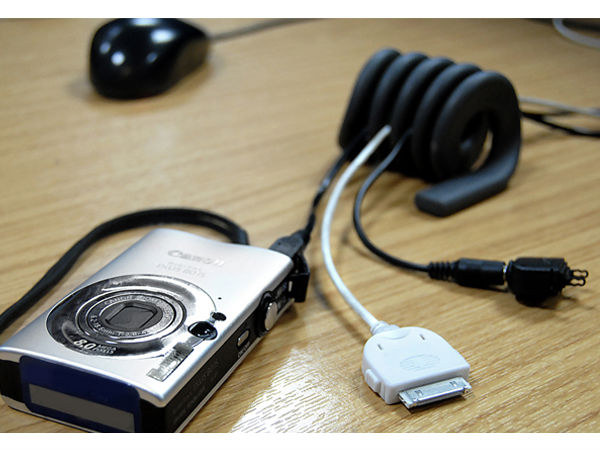 వైర్లు చిక్కుపడకుండా చూసే క్రియేటివ్ హోల్డర్స్