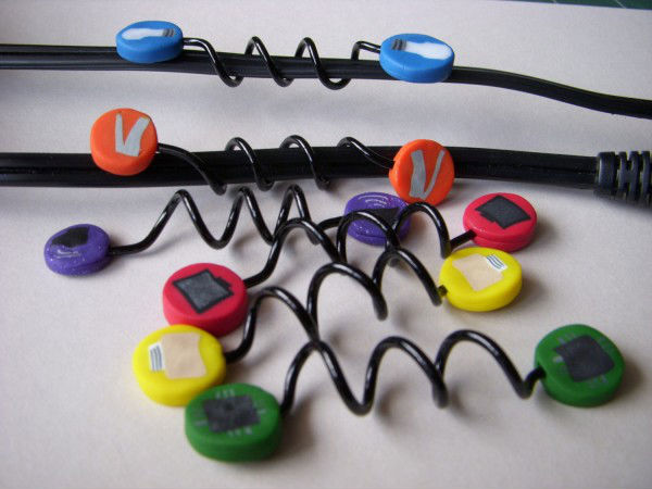 వైర్లు చిక్కుపడకుండా చూసే క్రియేటివ్ హోల్డర్స్