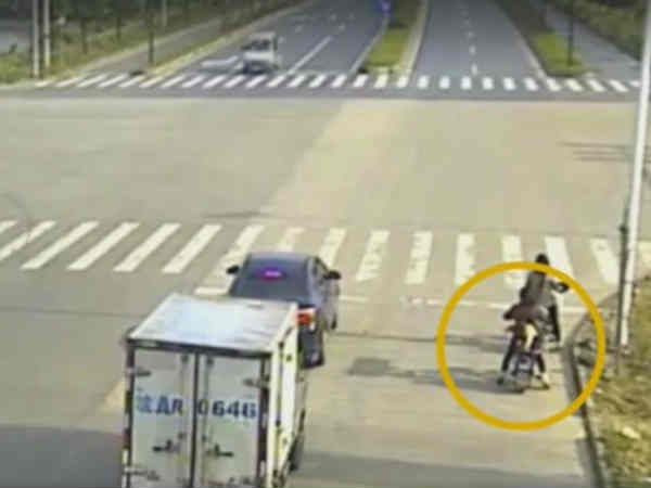 షాకింగ్ వీడియో : ఓ తల్లి ఘనకార్యం మీరే చూడండి 