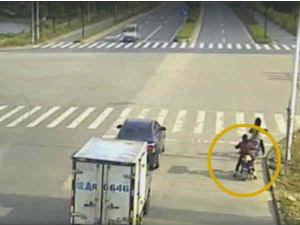 షాకింగ్ వీడియో : ఓ తల్లి ఘనకార్యం మీరే చూడండి 