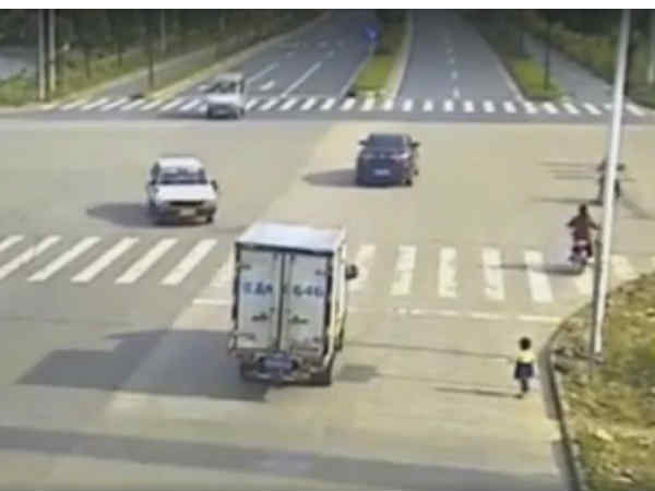 షాకింగ్ వీడియో : ఓ తల్లి ఘనకార్యం మీరే చూడండి 