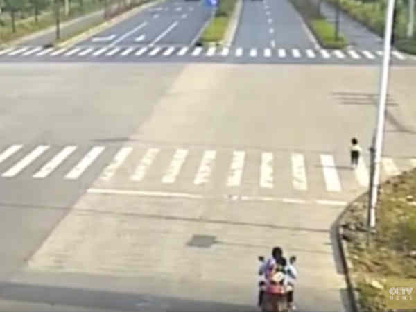 షాకింగ్ వీడియో : ఓ తల్లి ఘనకార్యం మీరే చూడండి 