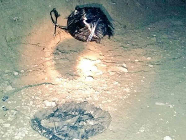  పొలాల్లో గొయ్యలు, వింత ఆకారాలు
