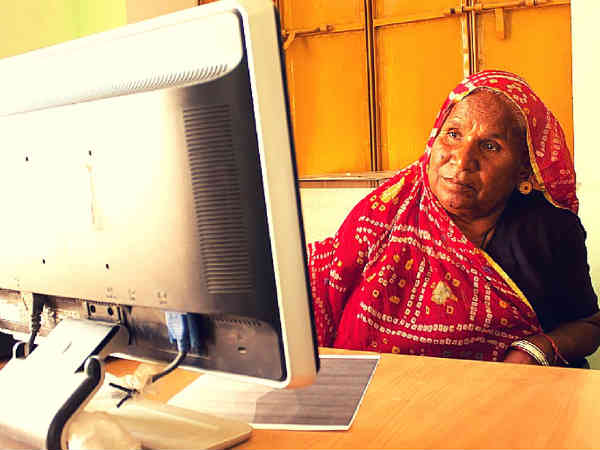 రాళ్లు కొట్టిన బామ్మ కంప్యూటర్ పాఠాలతో అదరగొడుతోంది 