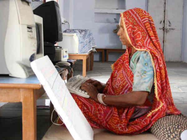 రాళ్లు కొట్టిన బామ్మ కంప్యూటర్ పాఠాలతో అదరగొడుతోంది 