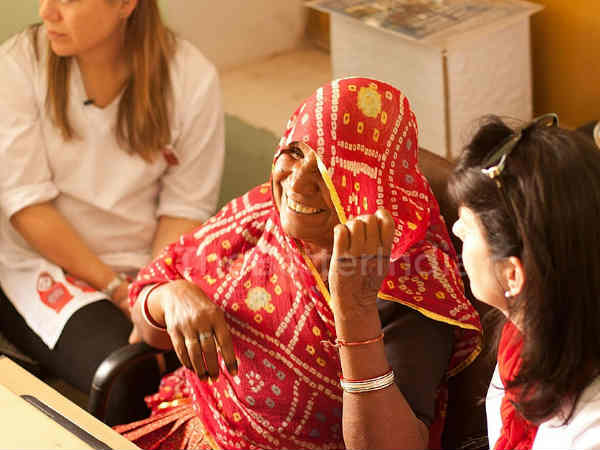 రాళ్లు కొట్టిన బామ్మ కంప్యూటర్ పాఠాలతో అదరగొడుతోంది 