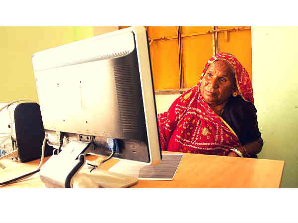 రాళ్లు కొట్టిన బామ్మ కంప్యూటర్ పాఠాలతో అదరగొడుతోంది 