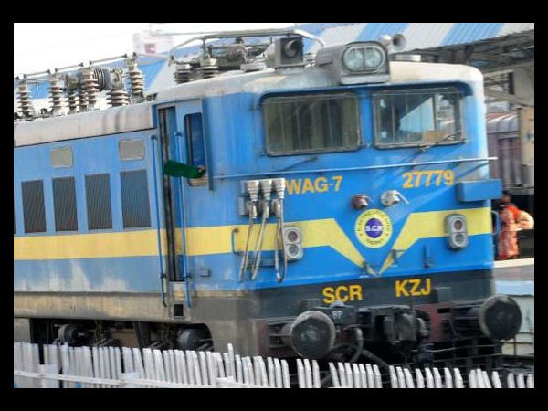 ఇకపై ఆధార్ ఉంటేనే రైలు ప్రయాణం