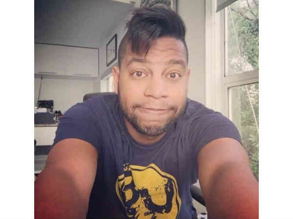 గంటల తరబడి ఛాటింగ్ అతనికి కోట్లు కురిపిస్తోంది 