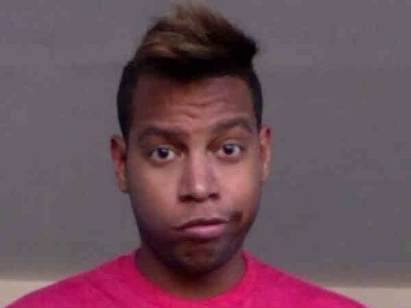 గంటల తరబడి ఛాటింగ్ అతనికి కోట్లు కురిపిస్తోంది 