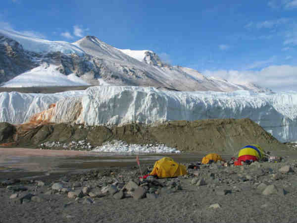 తెల్లని మంచులో రక్తపు జలపాతం..మిస్టరీ వీడింది 