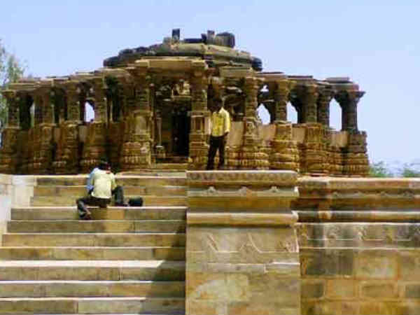 ఆ గుడికి వెళితే రాయిగా మారిపోతారు..