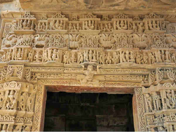 ఆ గుడికి వెళితే రాయిగా మారిపోతారు..