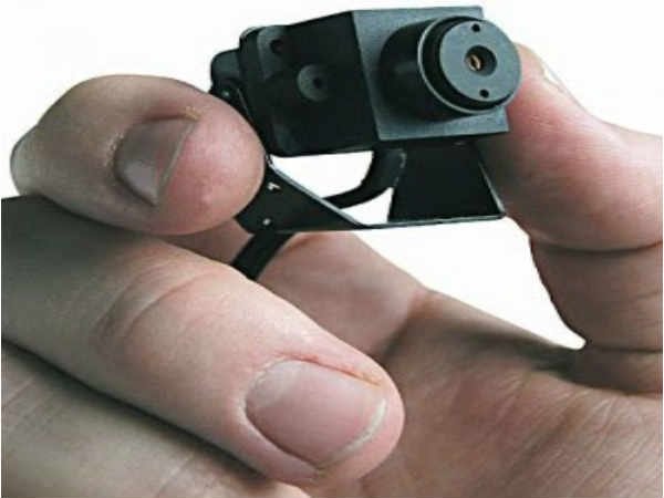 మహిళలు ఉపయోగించే గదుల్లో రహస్య కెమెరాలను గుర్తించటం ఎలా..?