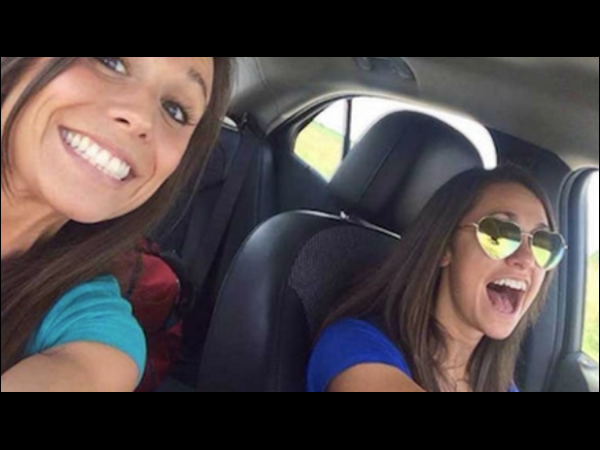 కారులో ప్రయాణిస్తూ... 