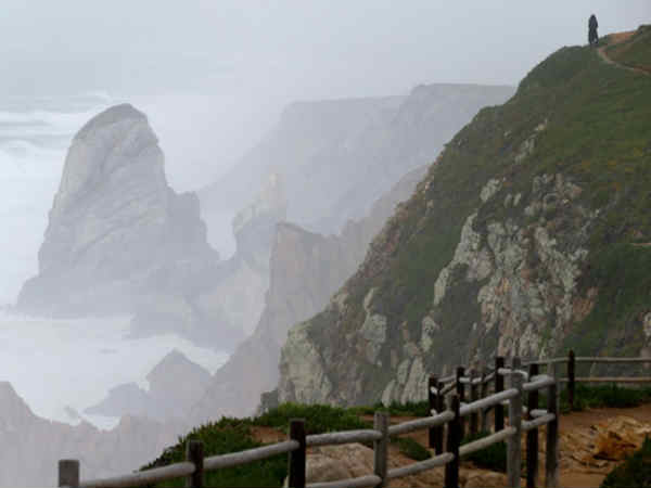 కొండపైకి ఎక్కిన దంపతులు