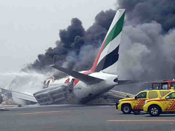 ప్రాణాలు గాల్లో కలుస్తుంటే వీరేం చేస్తున్నారో చూడండి 