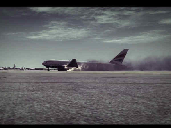 ప్రాణాలు గాల్లో కలుస్తుంటే వీరేం చేస్తున్నారో చూడండి 