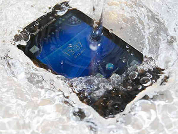 రూ. 800 ఫోన్..ఐ ఫోన్‌‌ను సవాల్ చేస్తోంది 