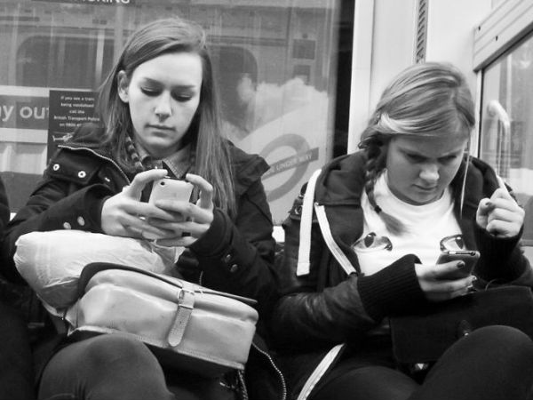 టెక్నాలజీకి నేటి యువత దాసోహం