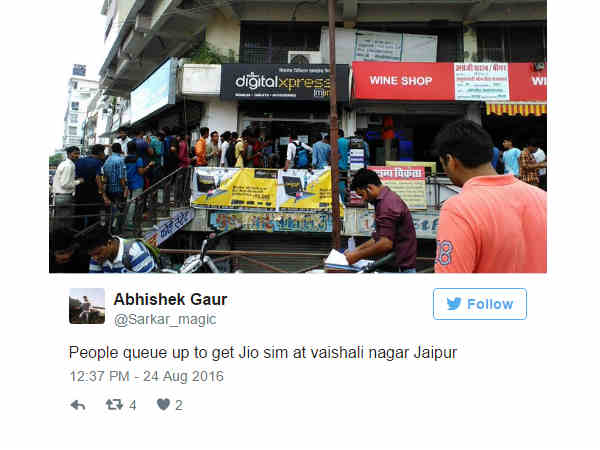 జియో కోసం షోరూంల ముందు క్యూ ఎలా ఉందంటే..