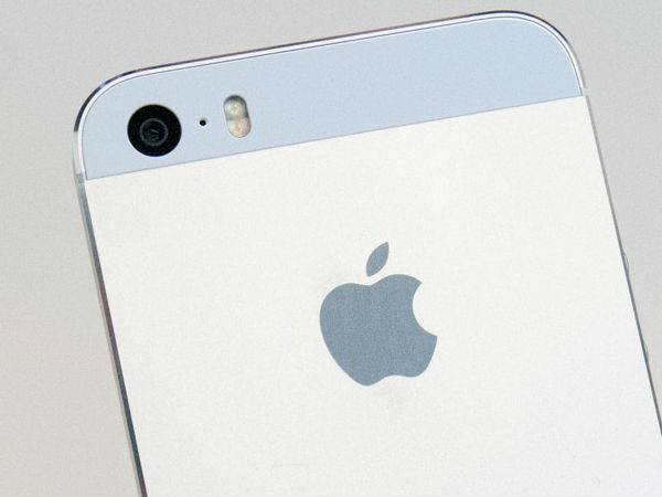 ఐఫోన్ కెమెరాకు ఫ్లాష్‌లైట్‌కి మధ్యలో చిన్న రంధ్రం ఎందుకుంటుంది..?