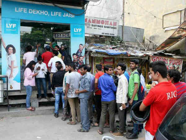 3500 రిటెయిల్ ఔట్‌లెట్ల ద్వారా