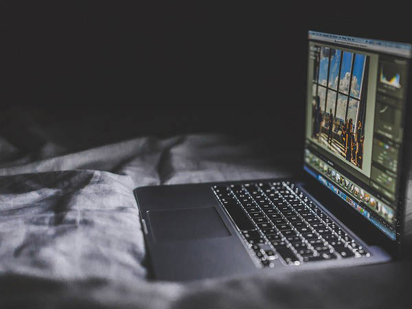 ల్యాప్‌టాప్‌లను బెడ్ పై