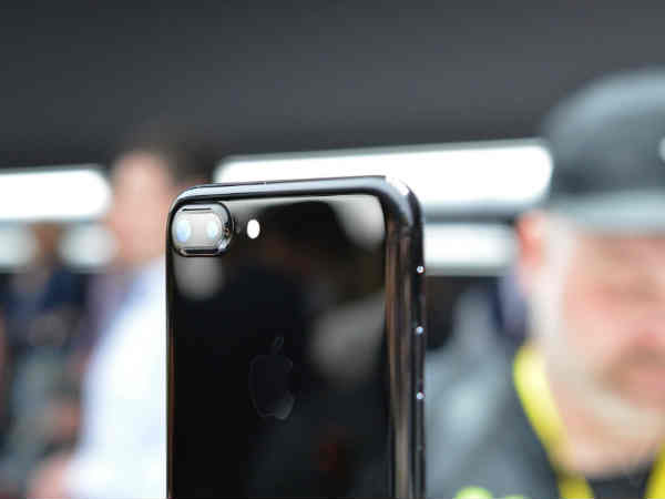 ధ్రువీకరణ పత్రంతో సెల్ఫీ