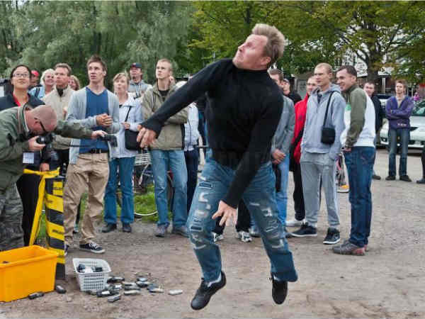 మొబైల్ ఫోన్ విసిరేయడం.