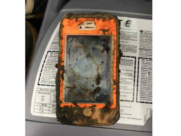 నీటి అడుగున బురదలో ఇరుక్కుపోయిన