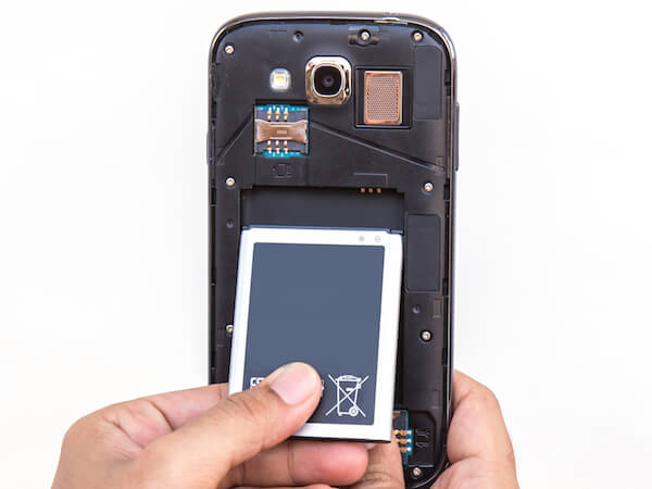 బ్యాటరీలను బయటకు తీసేసే వీలుంటుంది.