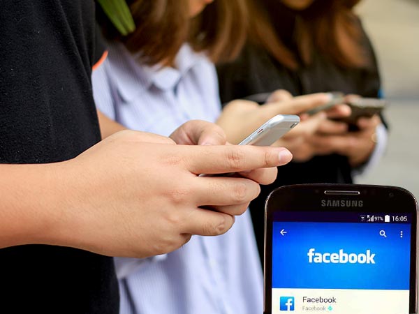 ఫేస్‌బుక్ వాడితే డబ్బులు కట్టాలంటూ... 