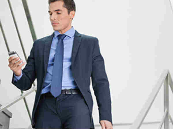  అటు, ఇటు తిరుగుతూ కాల్ మాట్లాడుతుంటే