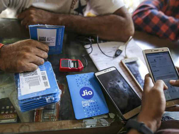 ఆరునెలలపాటు ఉచిత డేటా, వాయిస్‌ సేవలను 