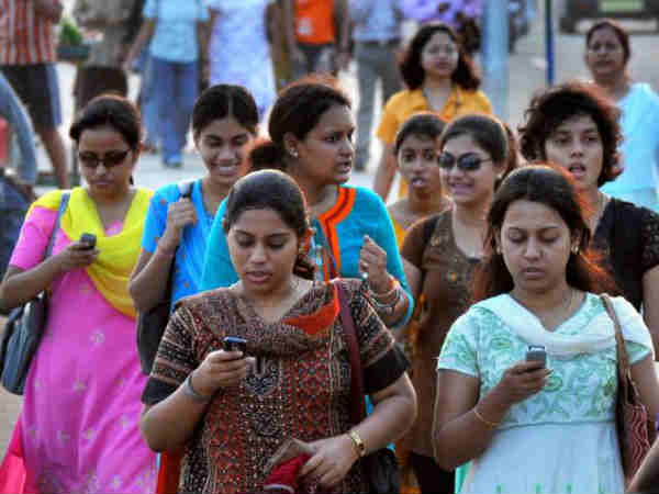 రెడ్ కలర్ బాక్ పానెల్ తో..