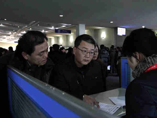 పరిశోధనలు చేస్తున్న పలువురు రీసెర్చర్లు 