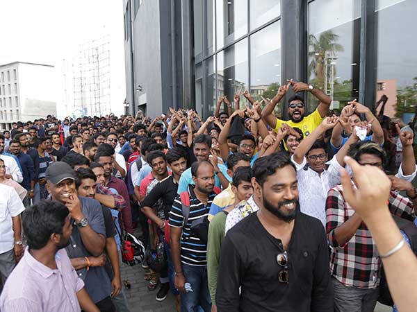 వీళ్లు యాపిల్ బాయ్స్ కాదు వన్‌ప్లస్ ఫ్యాన్స్..