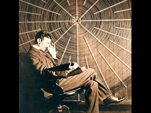 థామస్ అల్వా ఎడిసన్ వద్ద పనిచేసారు..