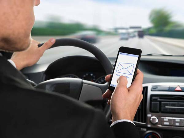 రోడ్డు ప్రమాదానికి గురైన దృశ్యాలను