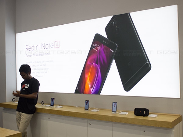 వారానికి మూడు లక్షల ఫోన్‌లు సేల్..