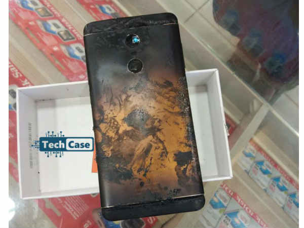 బెంగుళూరులోని ఓ స్మార్ట్‌ఫోన్ స్టోర్‌లో