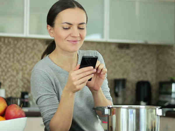  వంట చేస్తూ ఫోన్‌ 