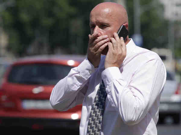  బయట ట్రాఫిక్ లో మాట్లాడే సమయంలో 