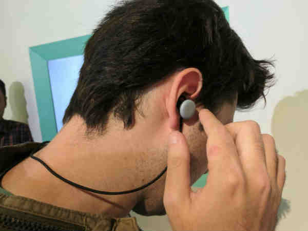 కుడివైపు ఇయర్‌ఫోన్‌పై