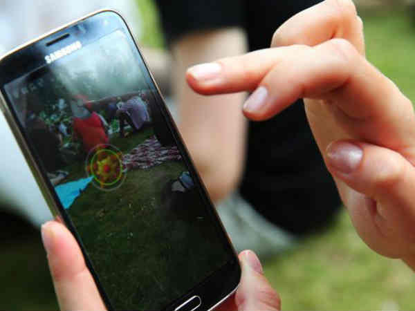 పోకేమాన్ ఆటలో పడి ..