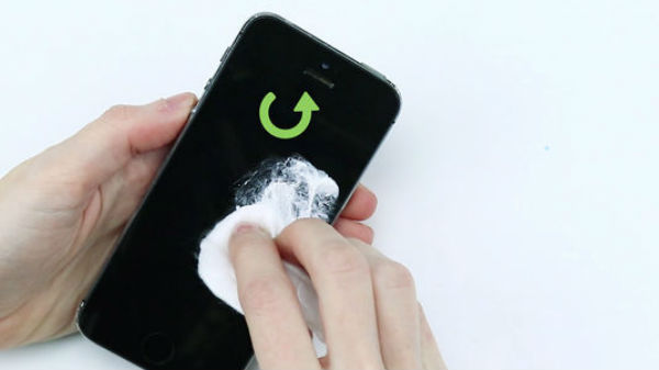 తడి వస్త్రంతో తుడిచిన వెంటనే పొడి వస్త్రంతో..