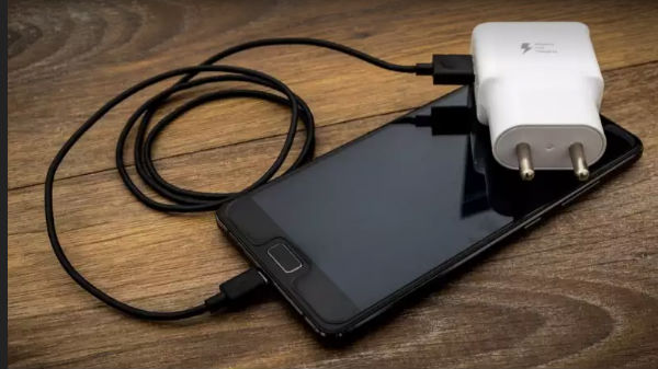 power strip extension cord లేదా  multi-plug ద్వారా మొబైల్ ను ఛార్జ్ చేయకండి.... 