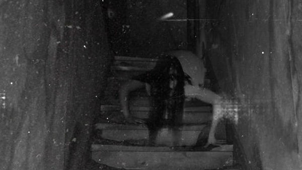 మెట్లపైన ఎవరీ మనిషి ?